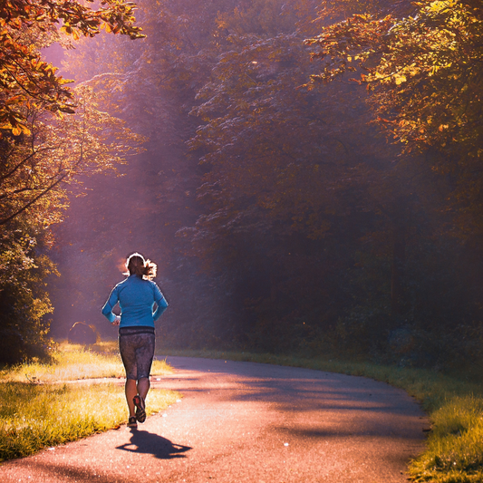 Die richtige Laufbekleidung für den Frühling: Tipps für Morgens, Tagsüber und Abends