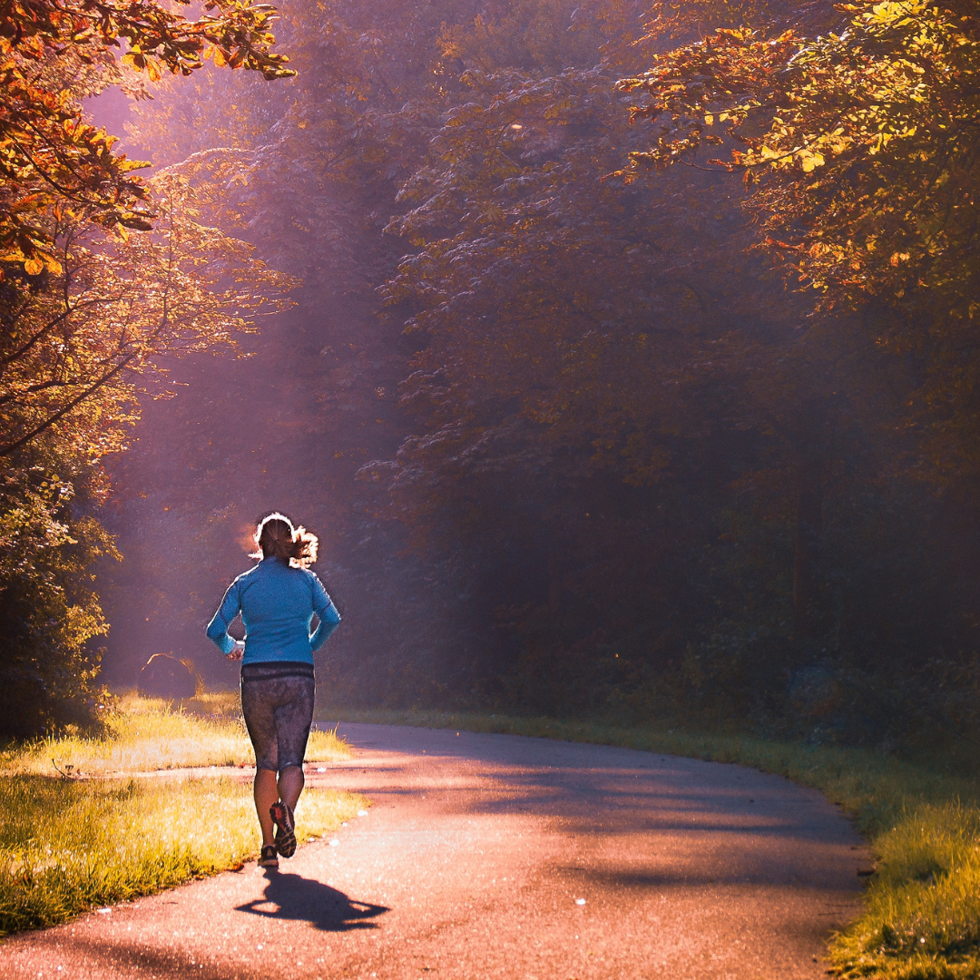 Die richtige Laufbekleidung für den Frühling: Tipps für Morgens, Tagsüber und Abends